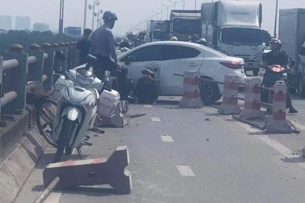 The accident happened again on Thanh Tri bridge: The car's tire exploded and crashed into the median strip, the driver was lucky to escape 3