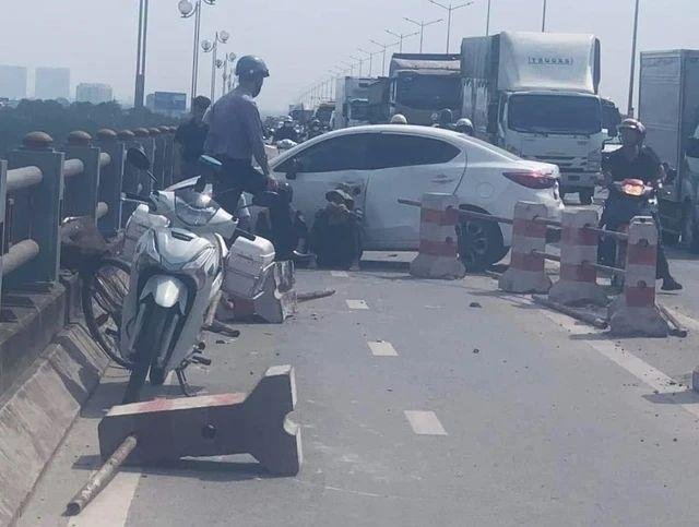 The accident happened again on Thanh Tri bridge: The car's tire exploded and crashed into the median strip, the driver was lucky to escape 3